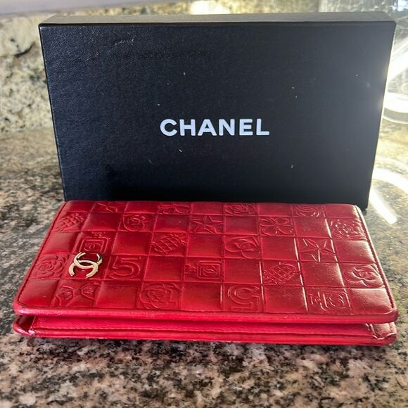 ❤️CHANEL BI FOLD LUCKY CHARM WALLET - Picture 1 of 13